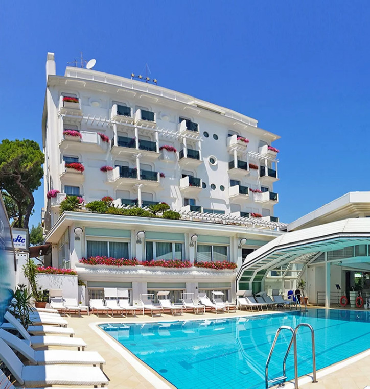 media.piscina_estate_panoramica_giorno_hd_1200px