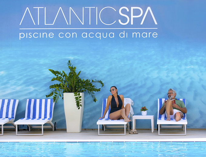 media.Gallery-Piscina-esterna-2-Hotel-Atlantic-Riccione
