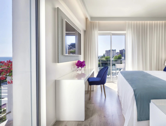 media.Slide-Luxury-Room-2-Hotel-Atlantic-Riccione