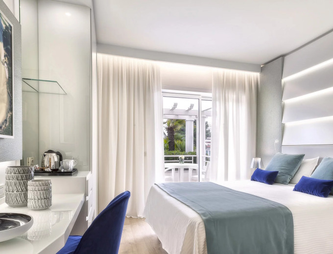 media.Slide-Luxury-Room-3-Hotel-Atlantic-Riccione